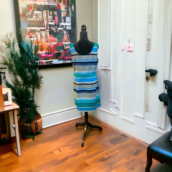 Loft Dress - Picture 2 of 8